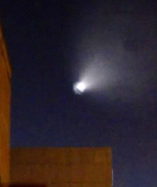 俄罗斯曝光：巨型UFO通过虫洞来到地球