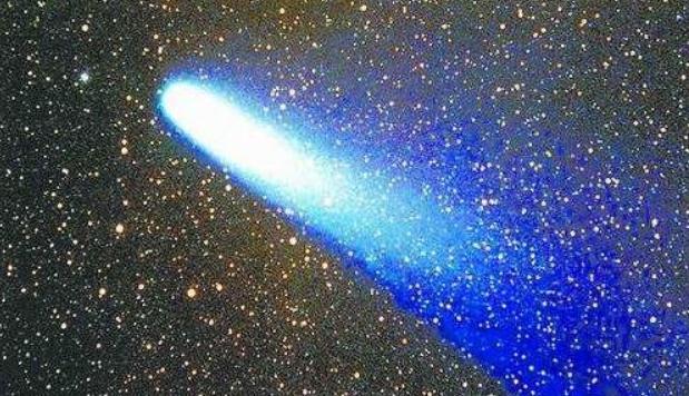 首位准确预言哈雷彗星回归周期的人是谁，是英国天文学家埃德蒙多·哈雷