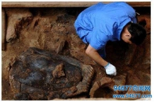 盗墓贼挖6米盗洞，盗走大量汉代文物，只留一女尸给考古家？