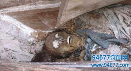 考古学家打开了李莲英的棺材，吓出一身冷汗，里面不是他的全尸