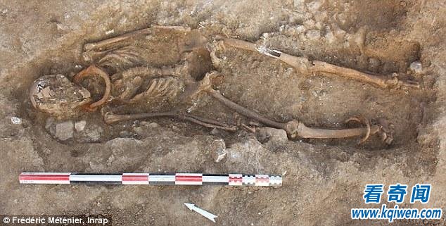 考古学家在地底下挖掘出上百个坟墓，彻底揭开了坟墓背后的黑暗史