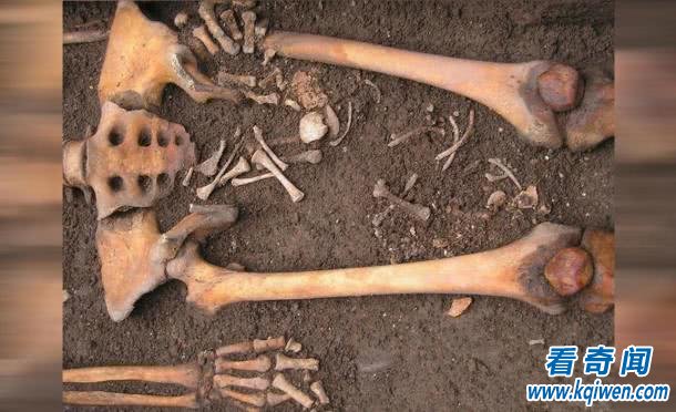 考古学家称这个女人700年前死后在棺材里生下一个孩子