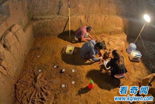 考古专家发掘一处千年古墓，打开墓室墙壁上赫然写着12个大字