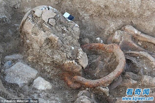 考古学家在地底下挖掘出上百个坟墓，彻底揭开了坟墓背后的黑暗史