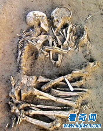 考古出土的生死恋人, 拥抱亲吻千万年不分离!