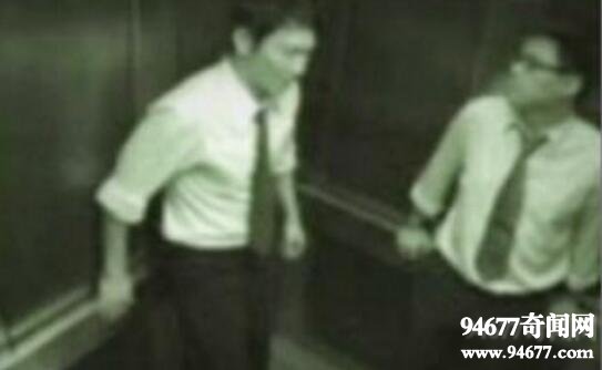 上海电梯灵异事件视频，男子身后尾随一老太鬼魂