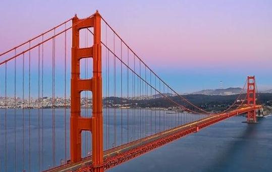 美国旧金山的金门海峡，堪称“自杀之桥”