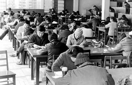 1977年“文革结束”恢复高考，掀起读书热潮