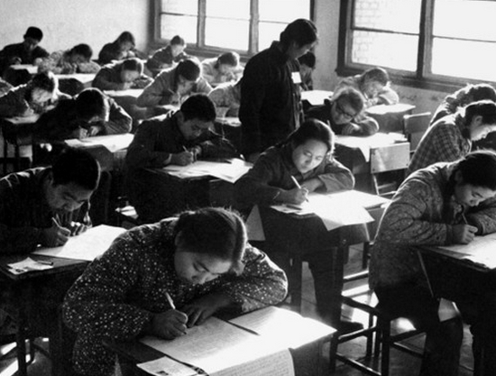 1977年“文革结束”恢复高考，掀起读书热潮