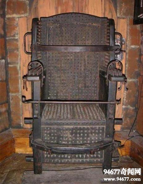欧洲酷刑女巫的椅子，将铁钉钉入裸女全身