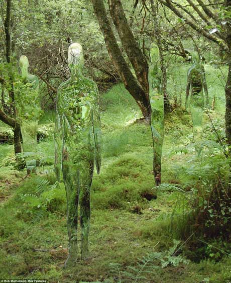 艺术家建造森林镜面人形雕像 颇似“铁血战士”