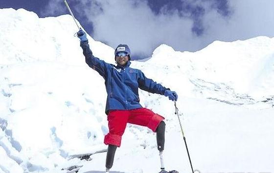他双腿截肢还身患癌症却成功登顶珠穆朗玛峰，曾因各种四次未能到达封顶