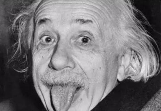 爱因斯坦的吐舌照是怎么回事，在他生日宴会上恶搞时被抓拍的