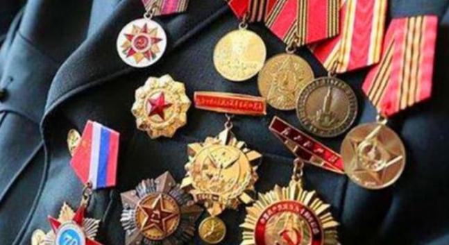 104岁老人去世，儿女整理遗物时发现了56枚勋章，才知道老人英雄的一生