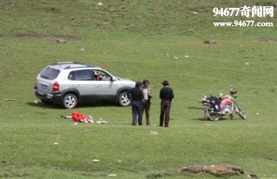 实拍西藏天葬图片，将尸体剁成碎肉喂秃鹫