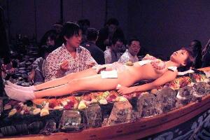 日本女体盛宴大尺度实拍，三点尽露实在是秀色可餐