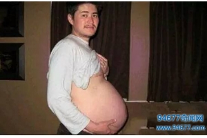  国外一男子挺着大肚子竟然怀孕生子了，真相让人傻眼及感动