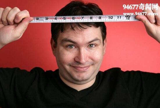 世界上阴茎最大的男人，乔纳.福尔肯(勃起长34厘米)