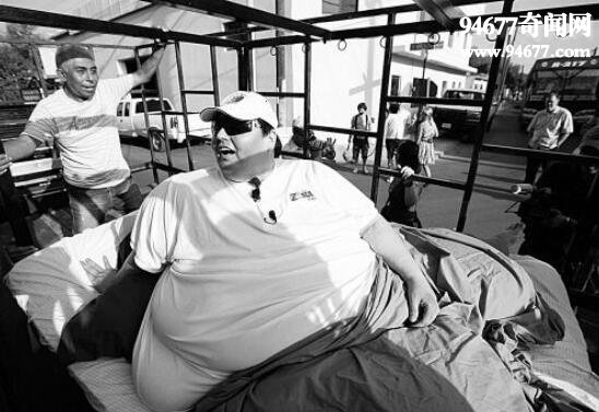 世界上最胖的男人，曼努埃尔·乌里韦597公斤(已去世)