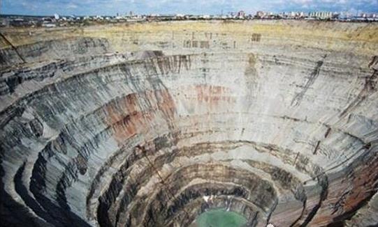 世界上最大的砖石矿场——俄罗斯的米尔内钻石矿场
