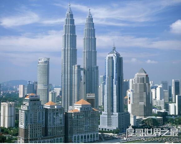 世界上最高的双塔楼，吉隆坡石油双塔(高452米/占地40公顷)