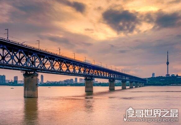 武汉长江大桥建于哪一年，1955年9月1人动工(1957年7月完工)