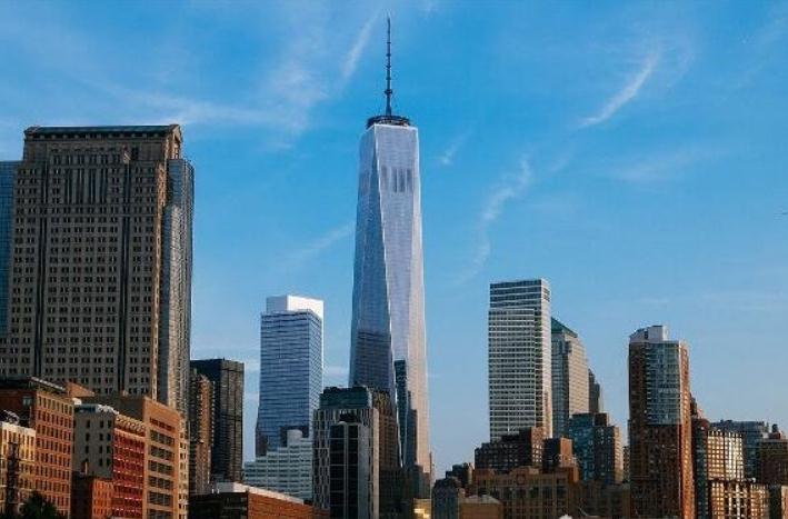 美国纽约世贸中心的摩天大楼天线长度为124米，是世界上天线最长的大楼