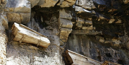   长江三峡悬空棺的千古未解之迷，揭秘悬棺葬是如何吊上悬崖峭壁的？