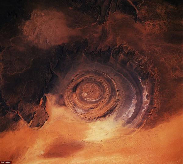 地球奇景犹如外星世界：沙漠间歇泉壮观喷发(组图)