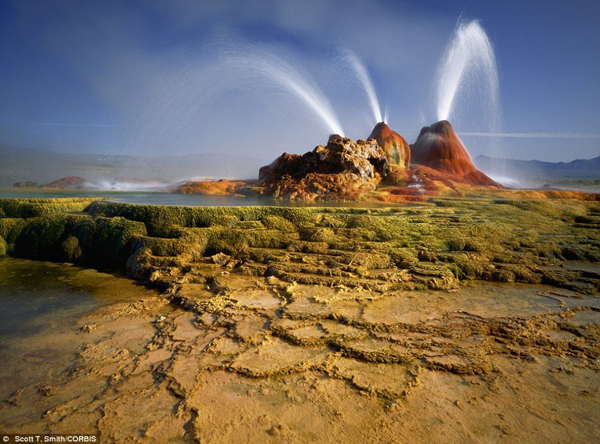 地球奇景犹如外星世界：沙漠间歇泉壮观喷发(组图)