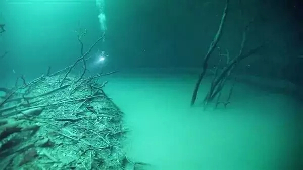 藏在水底的“水中河”你见过吗？神奇的自然景象让人无法想象