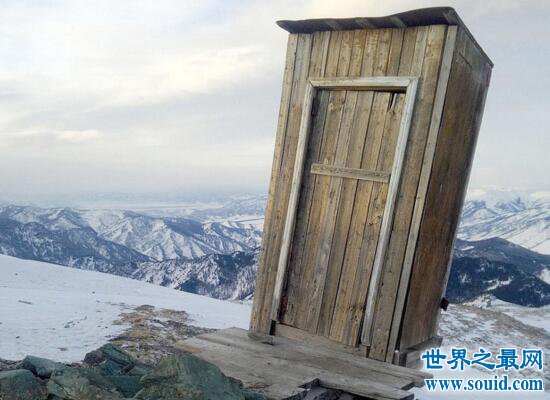 世界最极端厕所，西伯利亚崖边厕所(厕纸由飞机运送)(www.gifqq.com)