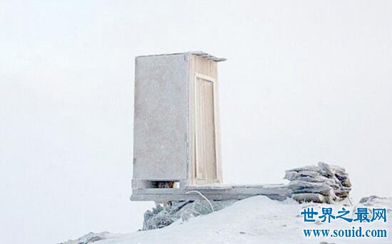 世界最极端厕所，西伯利亚崖边厕所(厕纸由飞机运送)(www.gifqq.com)