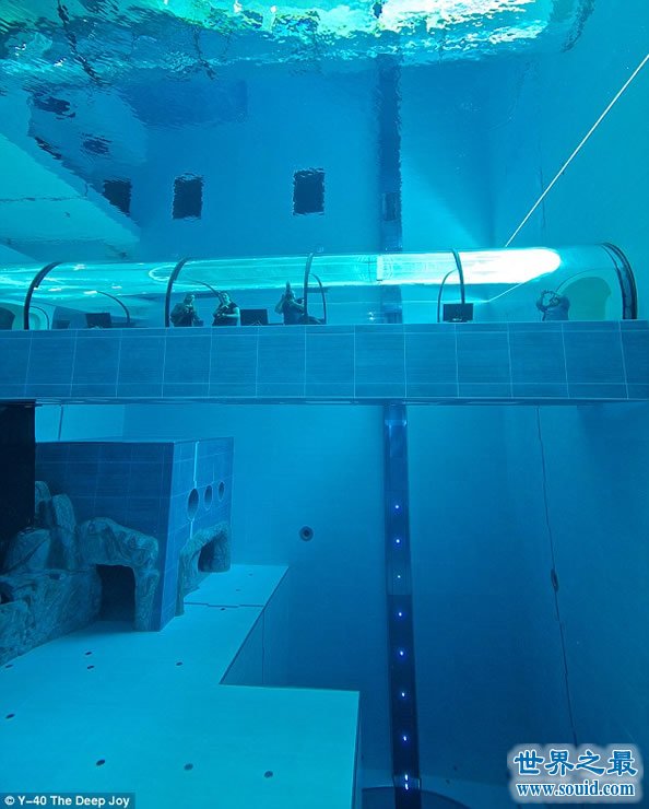 世界上最深的游泳池，深达40米(12层楼高)(www.gifqq.com)