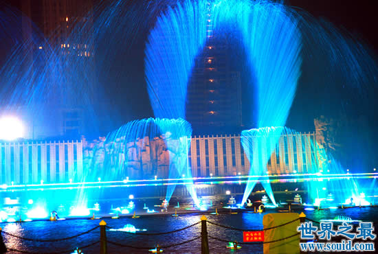 亚洲第一高喷泉，康巴什音乐喷泉(主喷高209米)(www.gifqq.com)