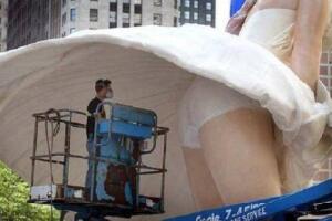 世界上最大的玛丽莲梦露雕像，一览裙底春光