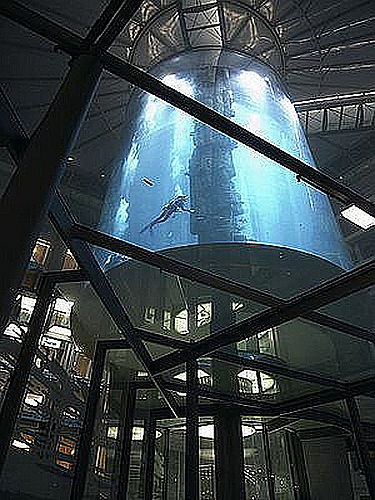 世界上最大的圆柱水族馆(www.gifqq.com)