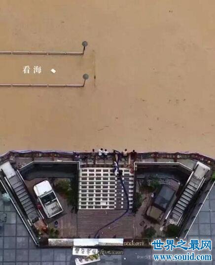 福州最牛抗洪餐厅，全街被淹仅一家完好(孤独看海)(www.gifqq.com)