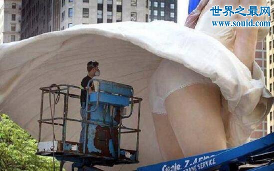 世界上最大的玛丽莲梦露雕像，一览裙底春光(www.gifqq.com)
