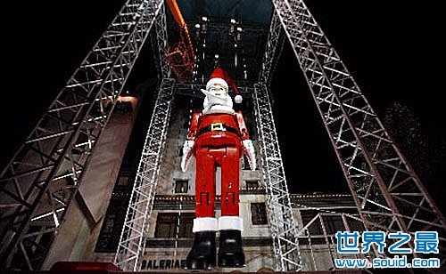 世界上最高的圣诞老人牵线木偶(www.gifqq.com)