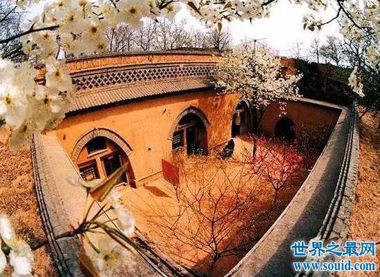 中国最神秘的村庄，建筑在地底的地坑村(www.gifqq.com)