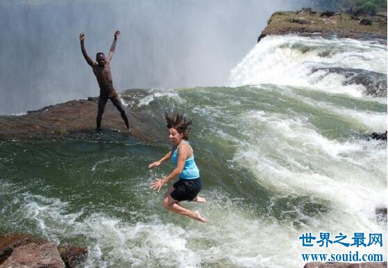 世界上最危险的游泳池，魔鬼池(在110米高的瀑布上)(www.gifqq.com)