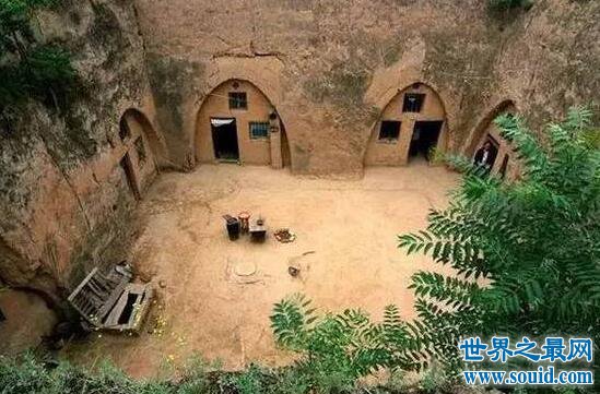 中国最神秘的村庄，建筑在地底的地坑村(www.gifqq.com)