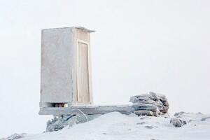 世界最极端厕所，西伯利亚崖边厕所(厕纸由飞机运送)