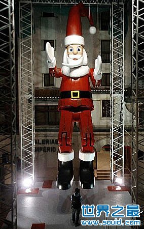 世界上最高的圣诞老人牵线木偶(www.gifqq.com)