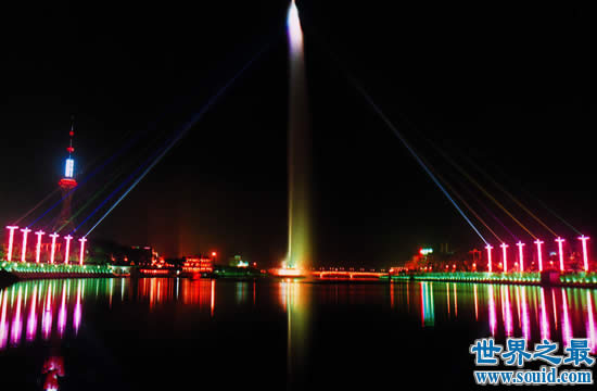 亚洲第一高喷泉，康巴什音乐喷泉(主喷高209米)(www.gifqq.com)