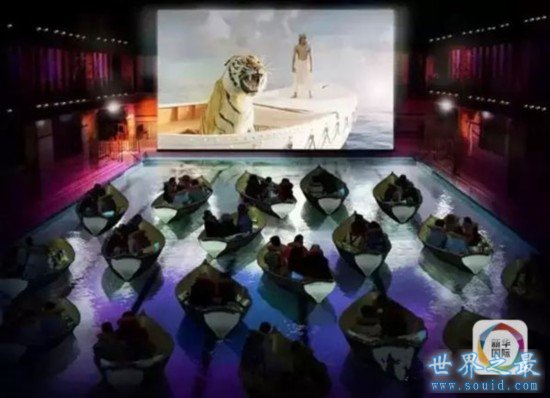 世界上最奇葩的电影院，双人床带洗澡(www.gifqq.com)