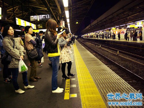 世界上最挤的地铁,很多女孩的噩梦你敢去吗(www.gifqq.com)