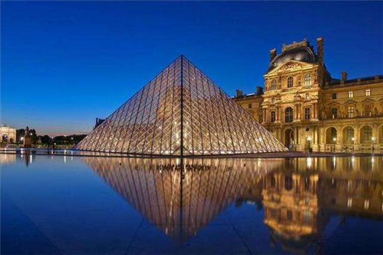 巴黎博物馆当属罗浮宫最著名，存放蒙娜丽莎的微笑