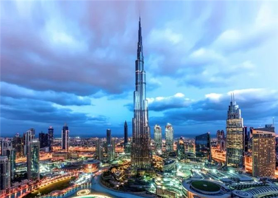 迪拜哈利法塔堪称世界第一高楼，至今未曾被超越
